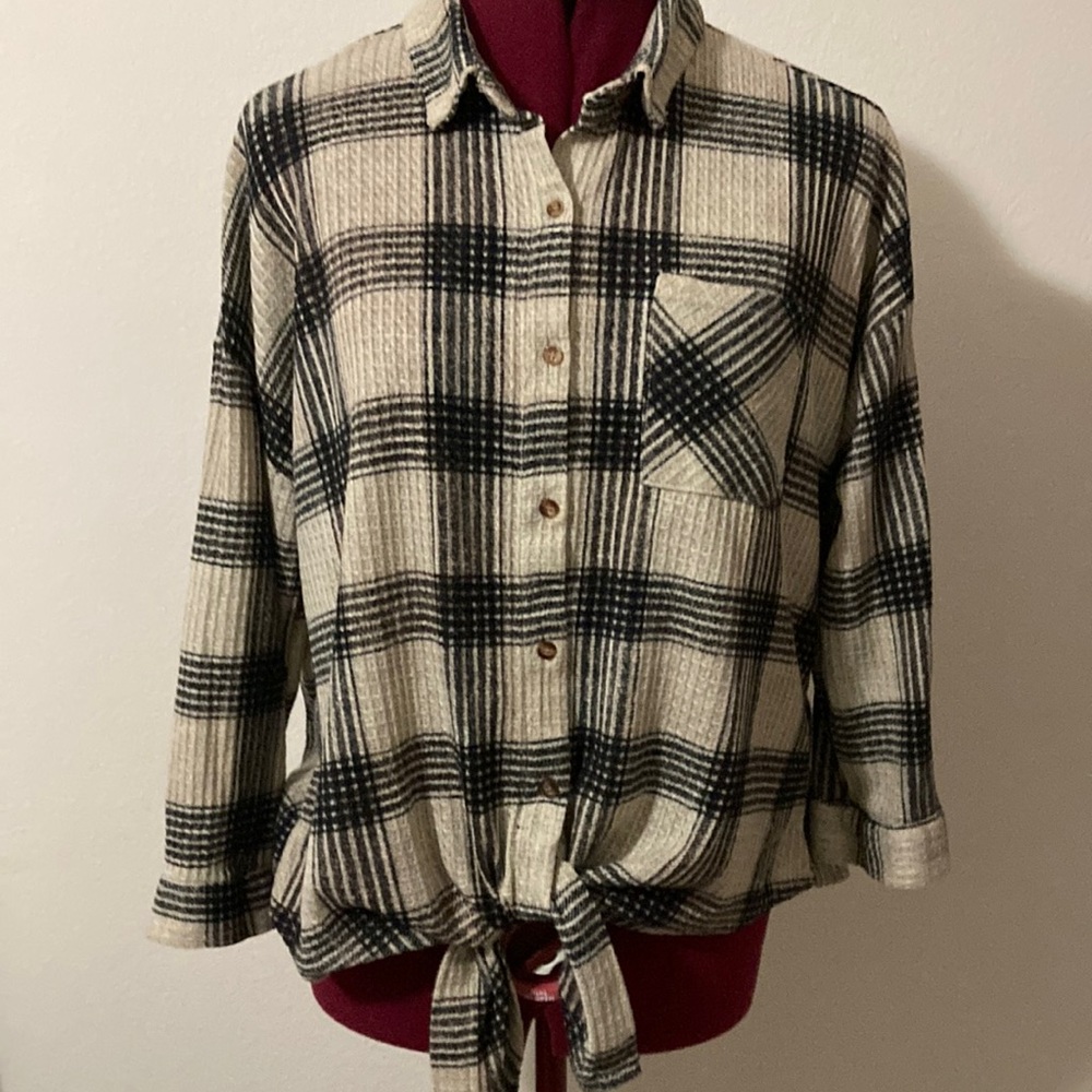 Eden & Olivia size large blouse with light brown with plaid black checks